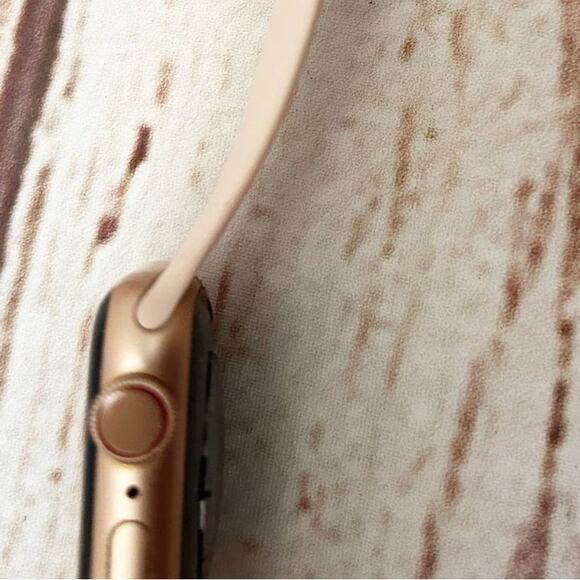 APPLE WATCH Series 4 with Cellular GPS Rose Gold 40MM - Picture 4 of 5